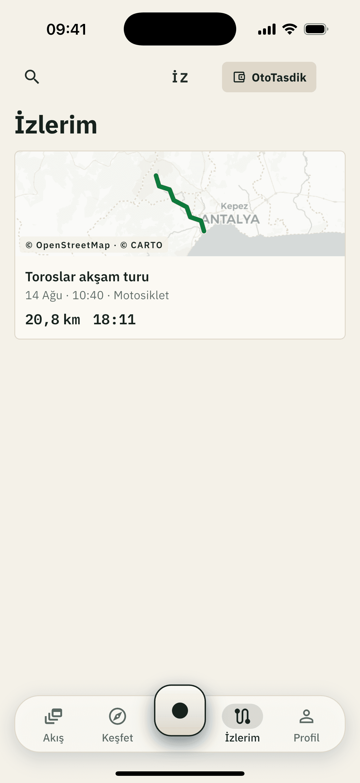 İzlerim ekranı: kayıtlı sürüşlerin listesi, her satırda harita önizlemesi, tarih, araç sınıfı, mesafe ve süre.